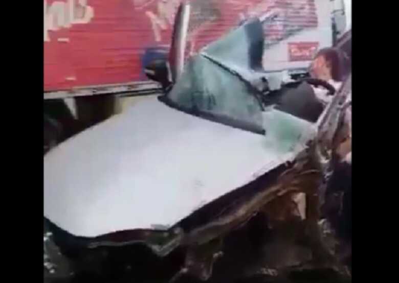 Imagens mostram carros destruídos e corpos dilacerados