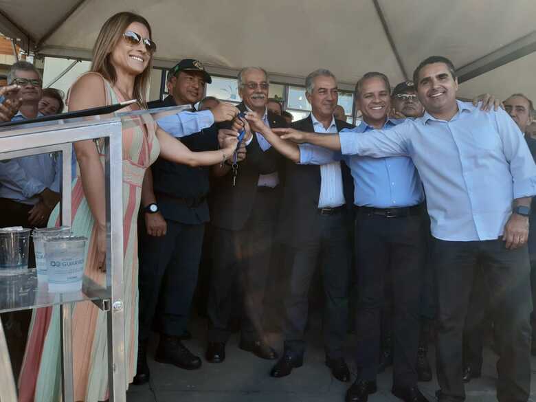 Soraya Thronicke,  Luiz Ovando, Reinaldo Azambuja, Coronel David e Herculano Borges na entrega das viaturas para a Polícia Militar