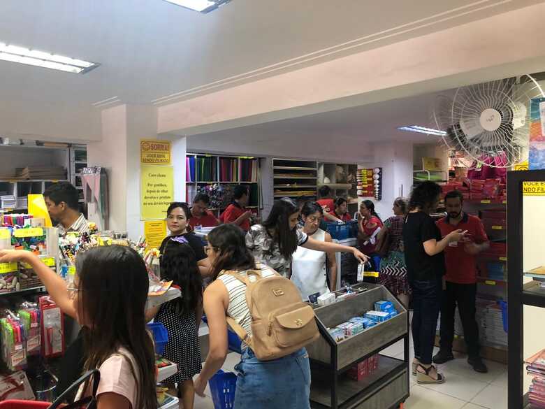 Volta &agrave;s aulas deixaram a regi&atilde;o central de Campo Grande abarrotada de pais