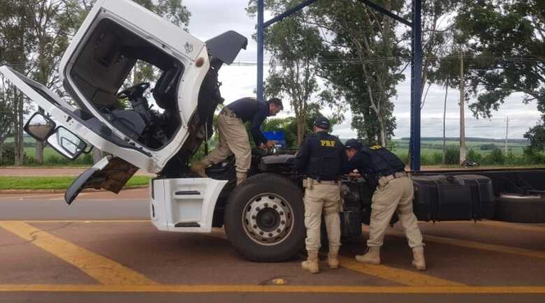 Caminhão com placas clonadas e sinais de identificação adulterados