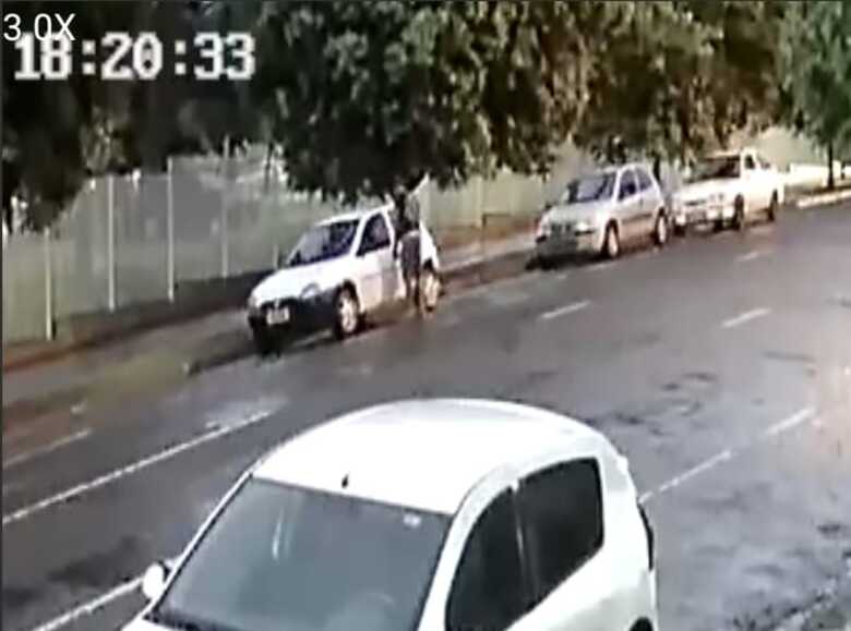 Quem tiver informa&ccedil;&otilde;es do paradeiro do carro pode informar &agrave; pol&iacute;cia no 190 ou o F&aacute;bio no 67 9 92280188