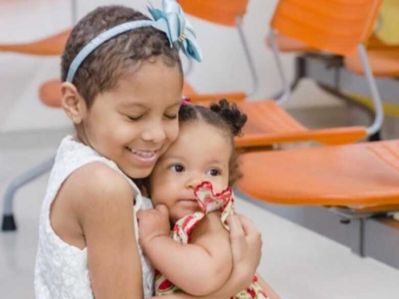 Yasmim Marques com sua irm&atilde; e doadora de medula, Ana L&iacute;via