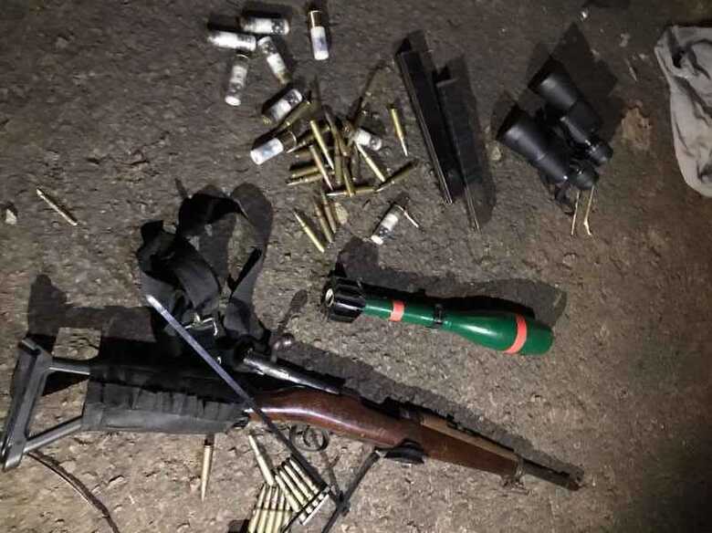 Foram aprendidos, fuzis, 100 muni&ccedil;&otilde;es e explosivos