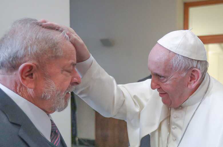 Papa Francisco abençoando o ex-presidente Lula