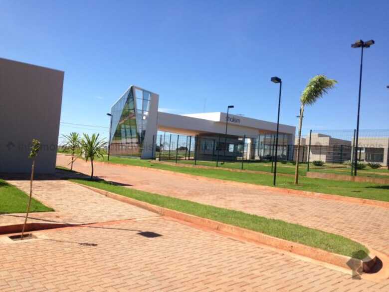 Condomínio Shalom, às margens da BR-262, no bairro Noroeste