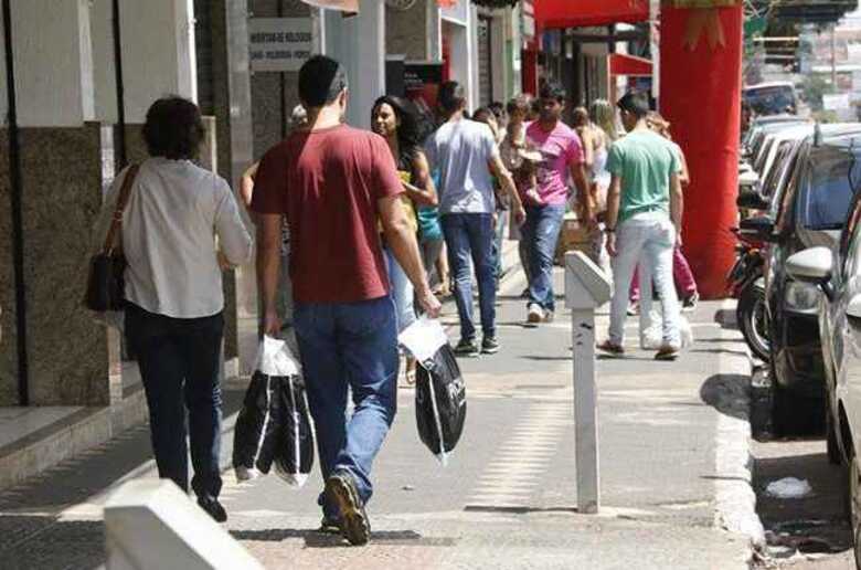 No Carnaval, fechar é facultativo para o comércio do centro e alguns comerciantes fecham e reabrem na quarta-feira (26)