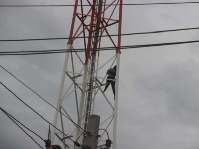 A jovem escalou 50 metros até o alto da torre na tentativa de suicídio