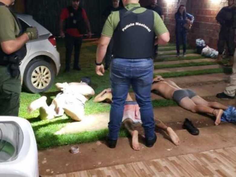 Policiais paraguaios cercam os três brasileiros presos nesta manhã em Capitán Bado