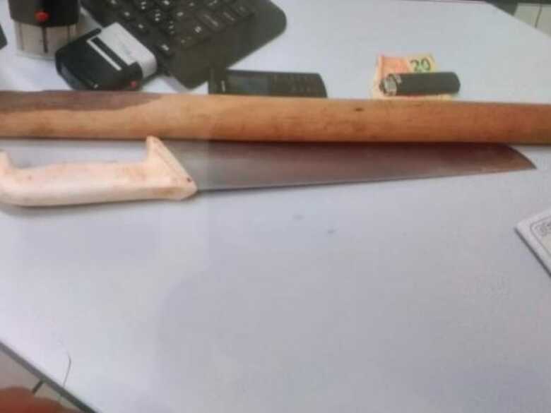 Segundo informa&ccedil;&otilde;es da Pol&iacute;cia Civil, o homem estava armado e fez amea&ccedil;as utilizando um peda&ccedil;o de madeira e fac&atilde;o