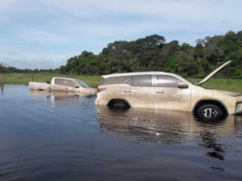 Os dois veículos estavam submersos na área rural de Aquidauana