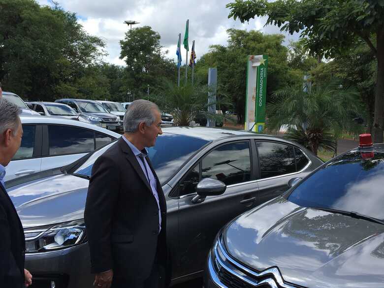 O governador Reinaldo Azambuja durante a entrega