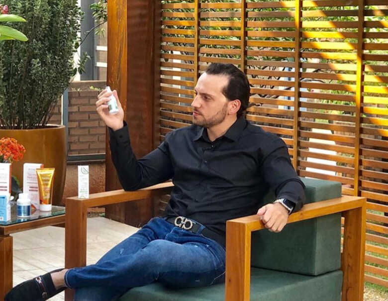 O odont&oacute;logo especialista na &aacute;rea de implante, Cau&ecirc; Marques