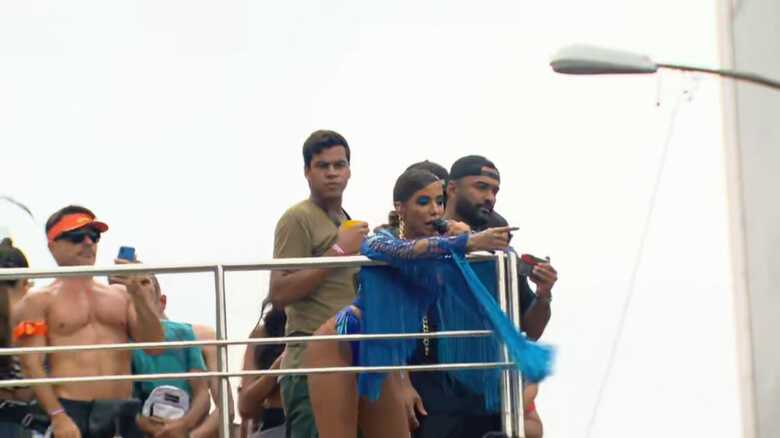 Cantora durante o show indicando os criminosos para a pol&iacute;cia