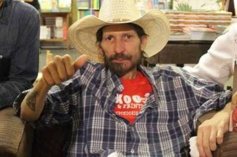 O locutor de rodeios, Asa Branca, perde a luta contra o câncer e morre aosa 57 anos