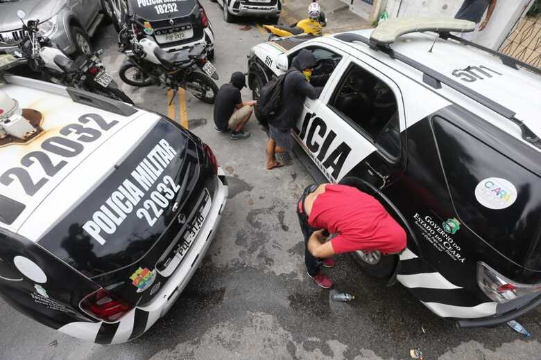 Grupo leva viaturas policiais, furam, rasgam e esvaziam pneus de veículos oficiais e particulares
