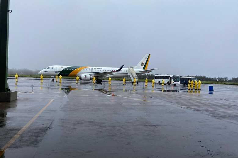 Os dois aviões da FAB com os resgatados a bordo decolaram de Wuhan, na China, no início da noite de sexta