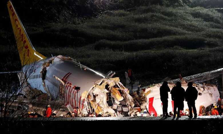 A aeronave se partiu em três pedaços logo após pousar, derrapar pela pista e despencar por uma ribanceira