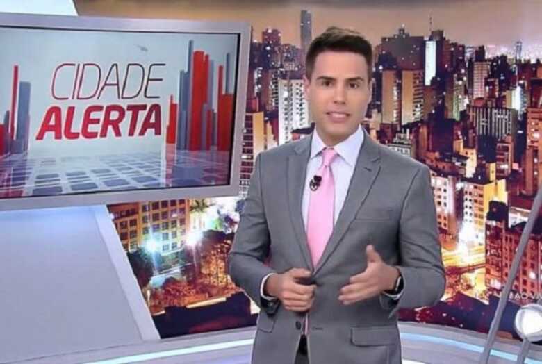 Luiz Bacci, apresentador do Cidade Alerta falava ao vivo com a m&atilde;e da v&iacute;tima quando foi dada a not&iacute;cia