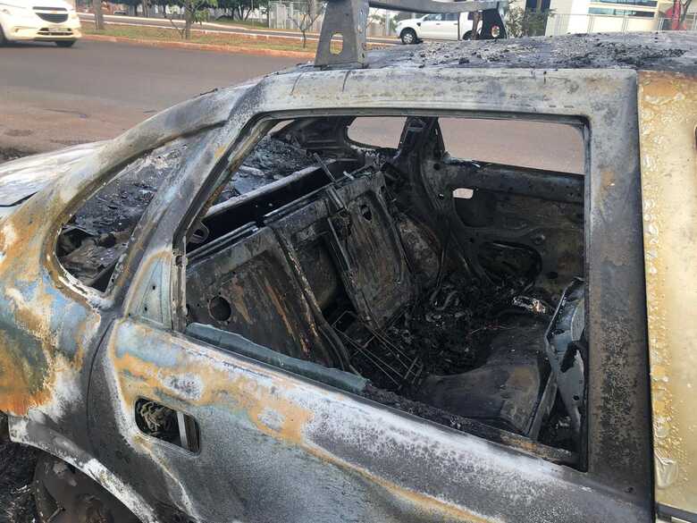 O veículo, um corsa sedan, ficou totalmente destruído