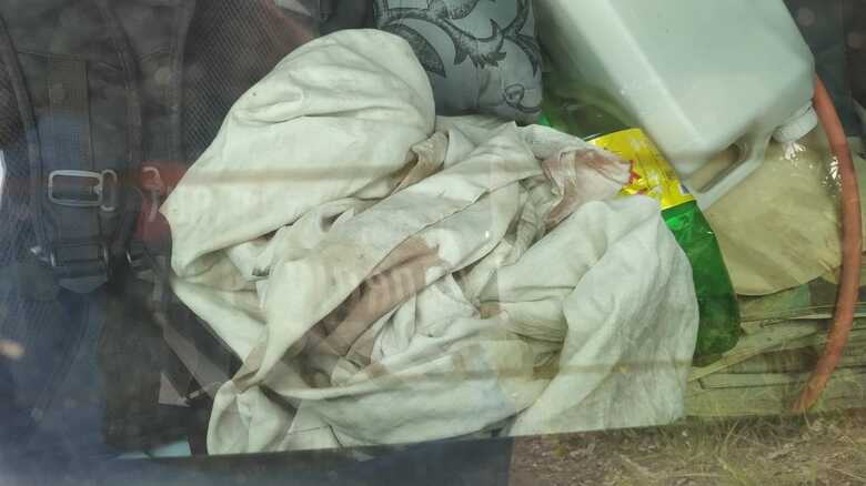 V&iacute;tima foi raptada e levada entro do carro do grupo criminoso