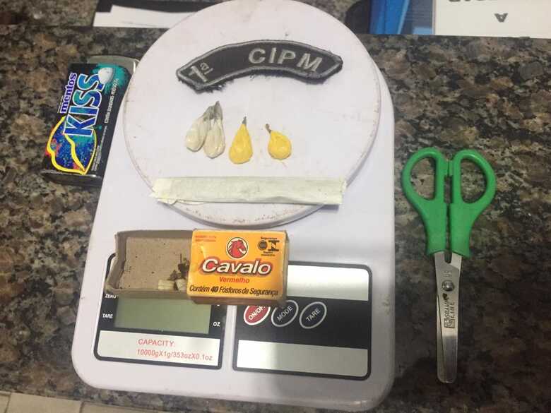 Balança de precisão e papelotes de crack encontrados com o suspeito