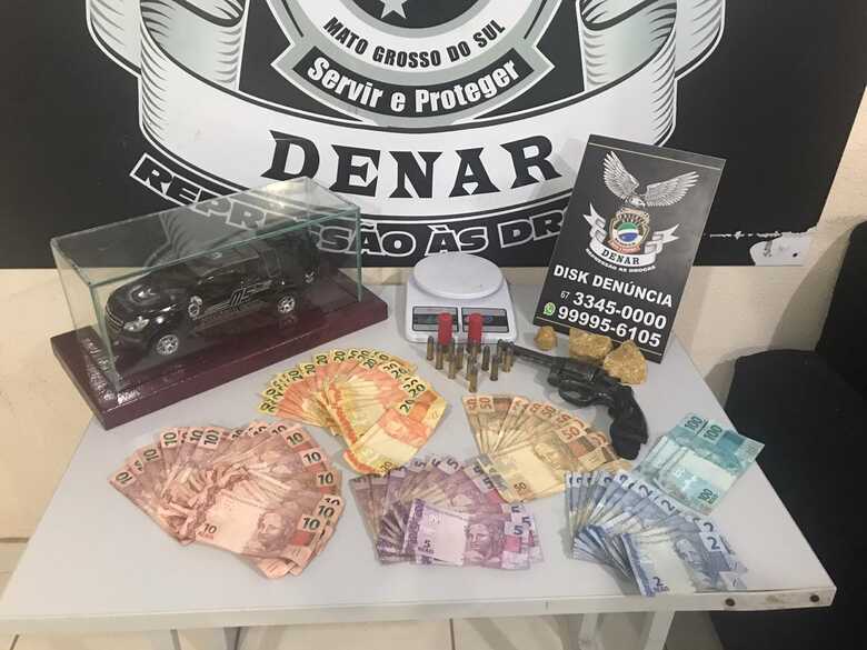 Com o autor foram encontrados, pasta base de cocaína, uma balança de precisão, um revolver, munições e R$ 1.700 mil em dinheiro