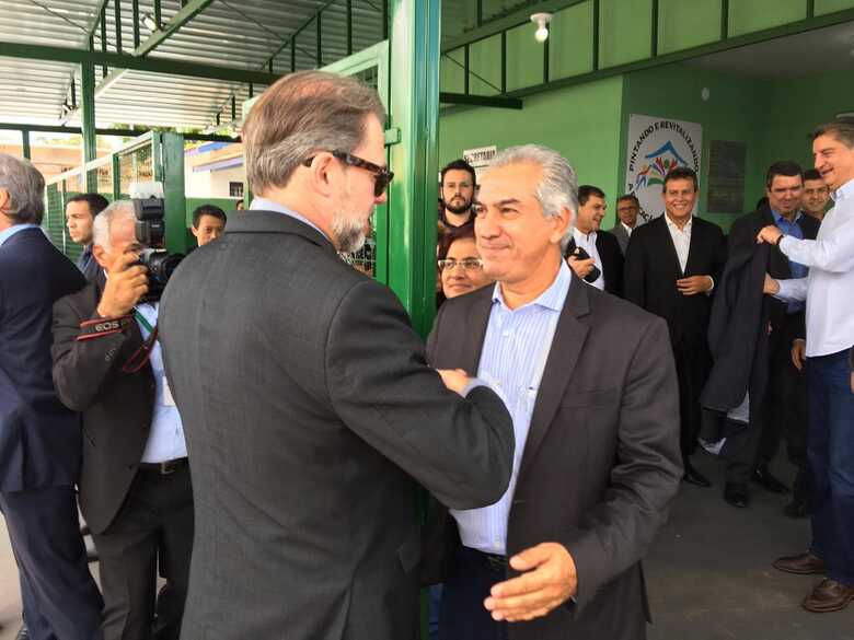 O presidente do STF, ministro Dias Toffoli, elogia o trabalho de Reinaldo Azambuja durante visita Lino Villachá, no bairro Nova Lima