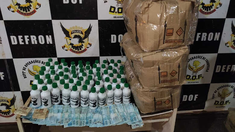 Frascos com o explosivos, apreendidos junto com mais de R$ 18 mil, al&eacute;m de algumas c&eacute;dulas de dinheiro estrangeiro