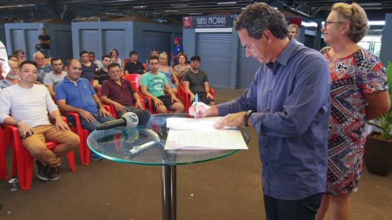 O prefeito de Campo Grande, Marquinhos Trad, assinando o projeto