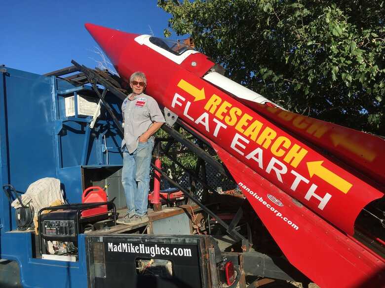 "Mad" Mike Hughes construiu o foguete caseiro no quintal de casa