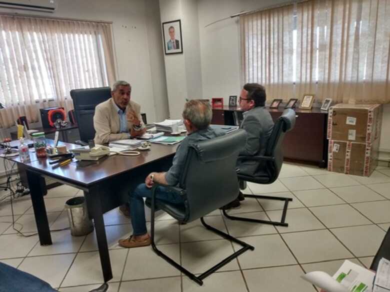 Marcelo Salomão, superintendente do Procon em reunião com representantes das empresas credenciadas para fornecer as novas placas