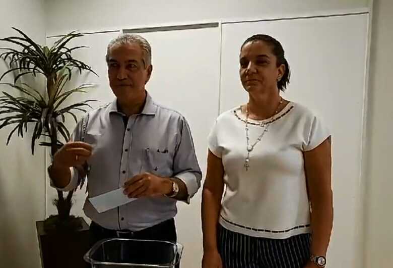 O governador Reinaldo Azambuja e a primeira-dama, F&aacute;tima Azambuja