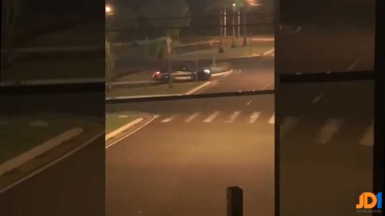 Moradora filmou momento em que vizinho faz manobras na entreda do condom&iacute;nio