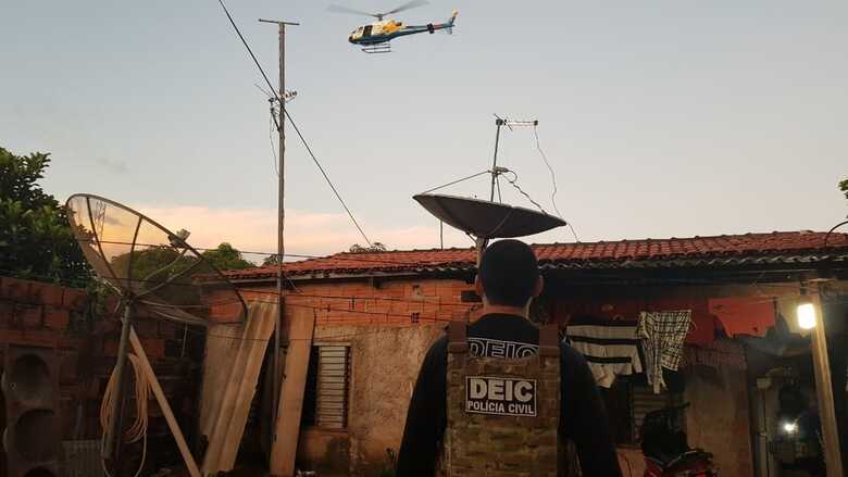 Policiais da 1ª Divisão Especializada na Repressão ao Crime Organizado (Deic)