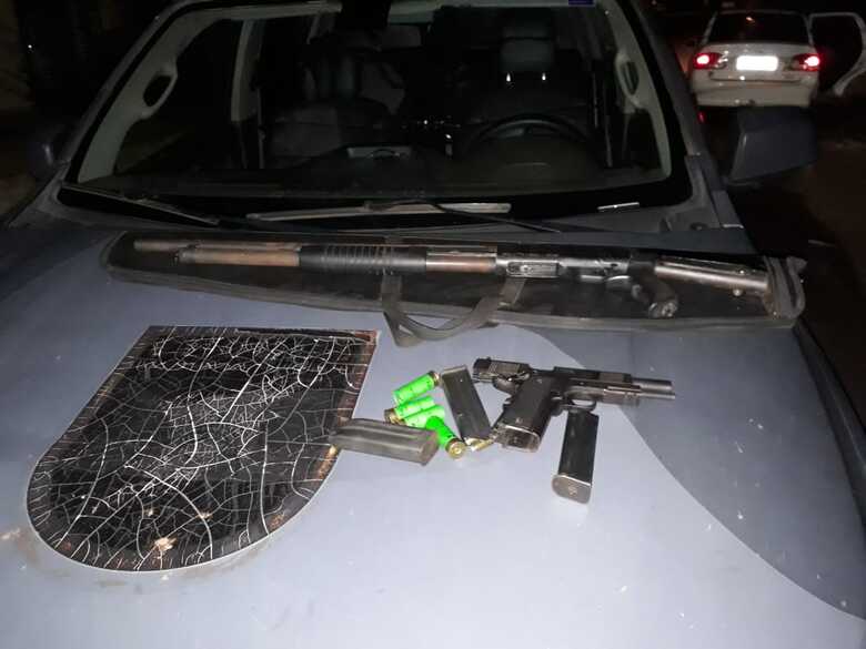 Com o trio foram encontrados, celulares, um rev&oacute;lver e uma espingarda