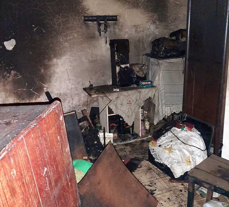 A casa e os pertences da idosa foram destru&iacute;dos pelas chamas