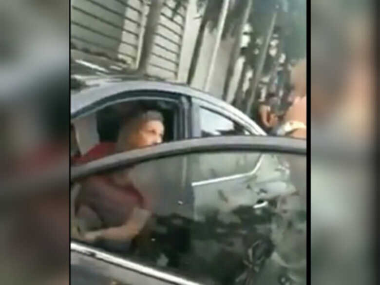 Flagrante mostra policial civil dando "voz de prisão" à prefeita Renata Zompero Devito (PSDB) de Vera Cruz, no interior de São Paulo