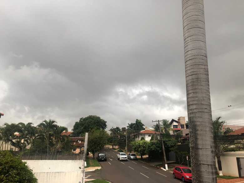 Céu fechado na região central de Campo Grande