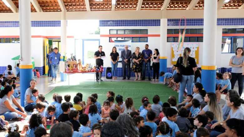 Entre os alimentos estão: arroz, feijão e macarrão