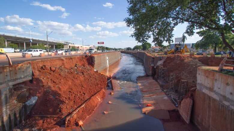 O primeiro procedimento no local será a limpeza do canal e avaliação das condições da placa de concreto