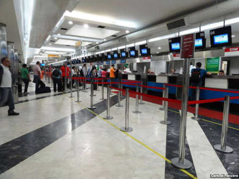 O aeroporto segue aberto para pousos e decolagens