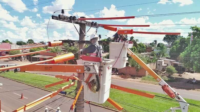 Colaborador da Energisa trabalhando