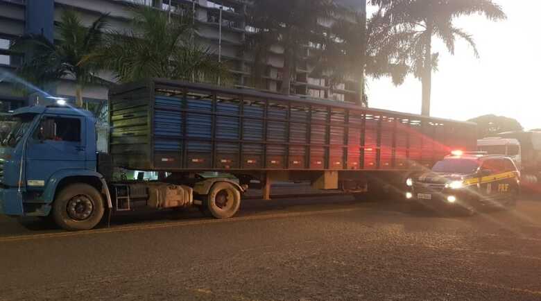 Um dos caminhões apreendidos com a carga de cigarros contrabandeados