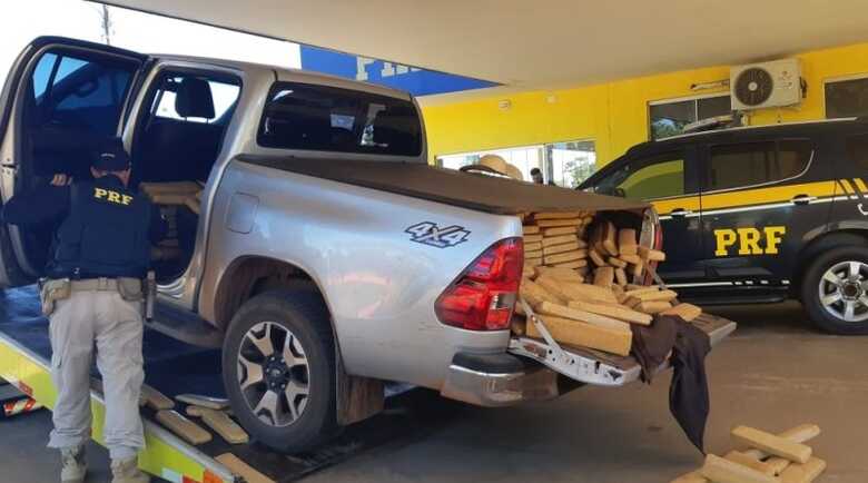 Tabletes de maconha sendo retirados de dentro de camonete