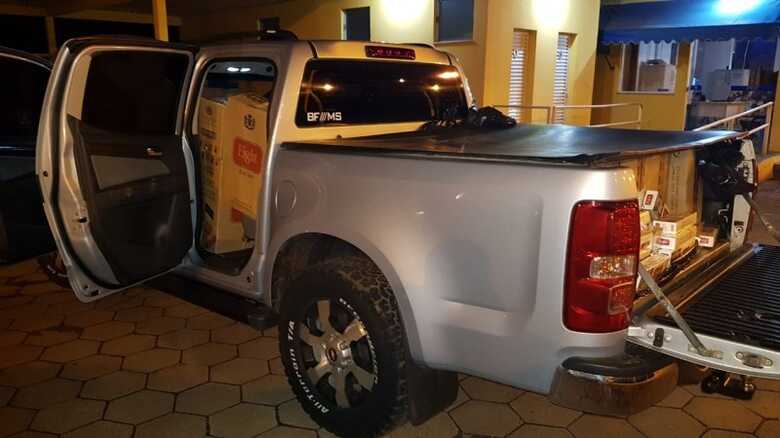 Caminhonete estava cheia de caixas