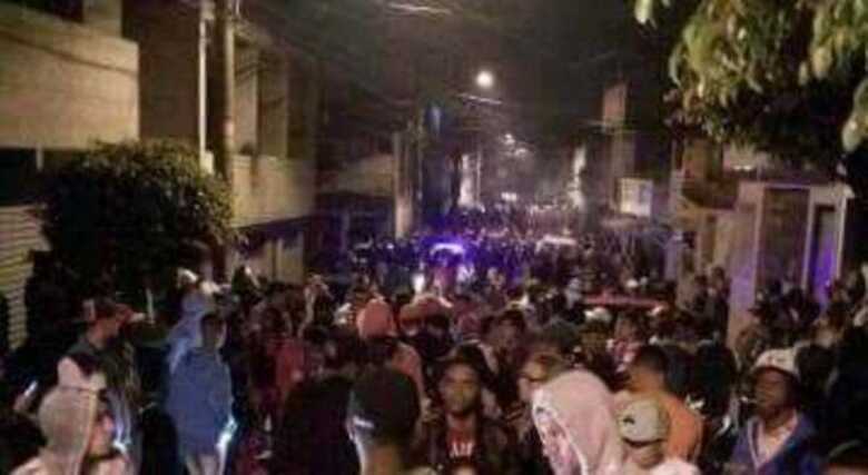 V&iacute;deos de bailes funk circulam pelas redes sociais com multid&otilde;es aglomeradas