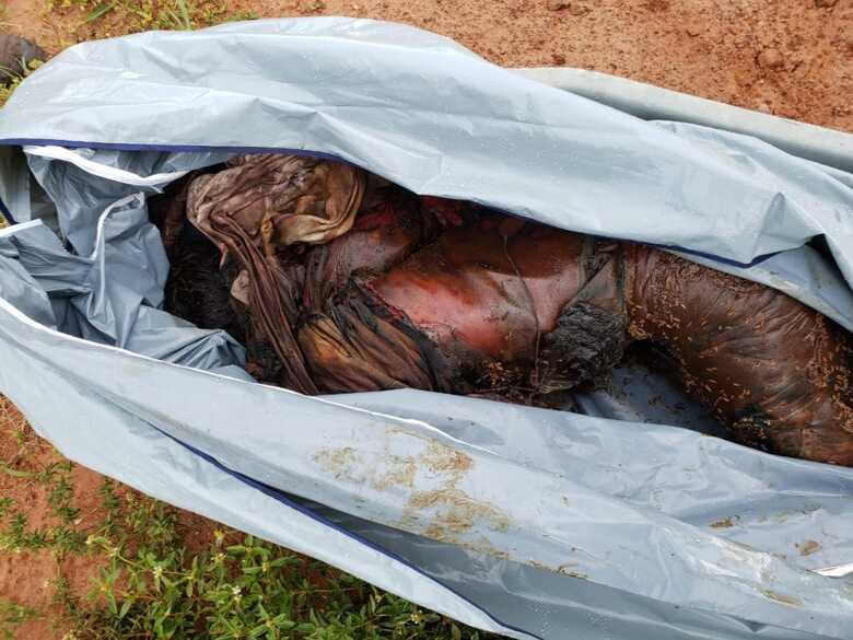 O corpo foi encontrado por moradores da região que passavam no local