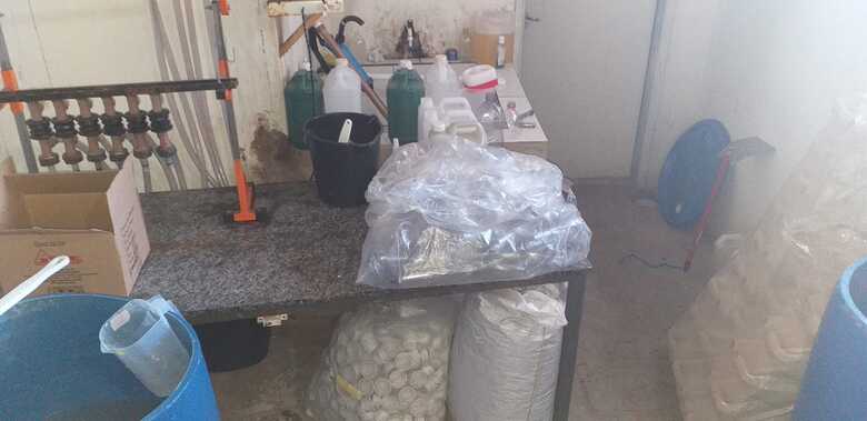 Local onde o produto clandestino era fabricado, no Bairro Coronel Antonino