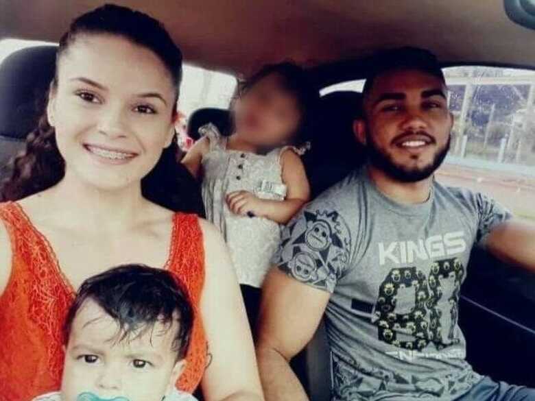 Jéssica segurando enteado ao lado da filha e o marido
