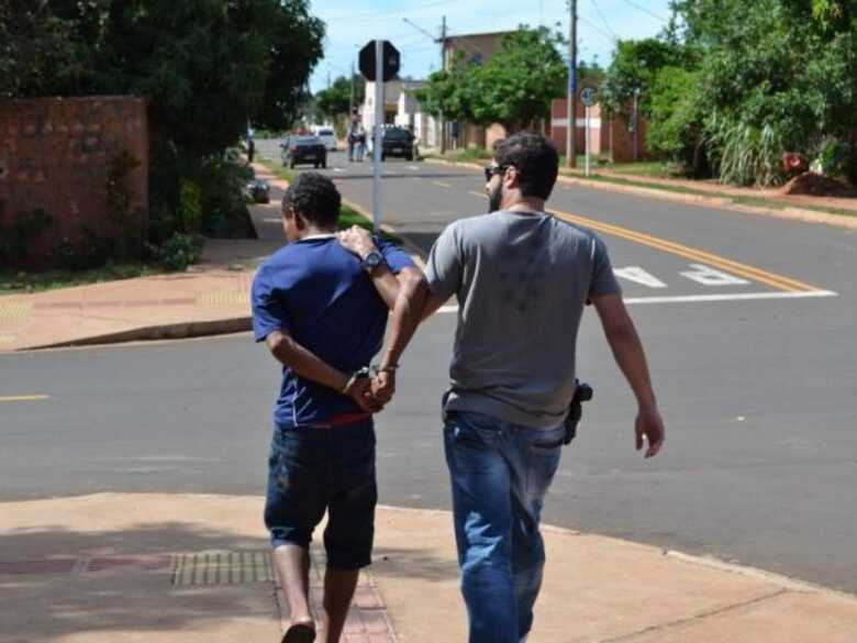 O homem foi preso enquanto o filho depunha a favor dele, e &agrave; pedidos dele